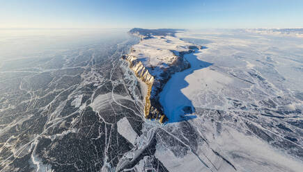 Luftaufnahme des zugefrorenen Baikalsees, Russland - AAEF04767