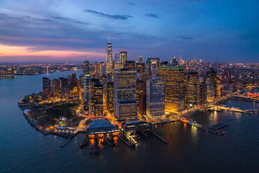 Luftaufnahme von Manhattan bei Nacht, New York, USA - AAEF04826