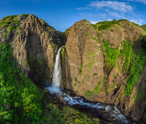 Luftaufnahme eines Wasserfalls auf der Halbinsel Kamtschatka, Ostküste, Russland - AAEF04841
