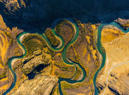 Luftaufnahme der den Fluss Chuya durchquerenden Landschaft, Russland. - AAEF04858