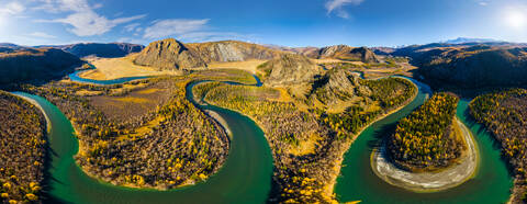 Luftaufnahme der den Fluss Chuya durchquerenden Landschaft, Russland., lizenzfreies Stockfoto