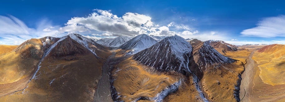 Luftaufnahme des Altai-Gebirges im Saylyugemsky-Nationalpark, Russland - AAEF04862