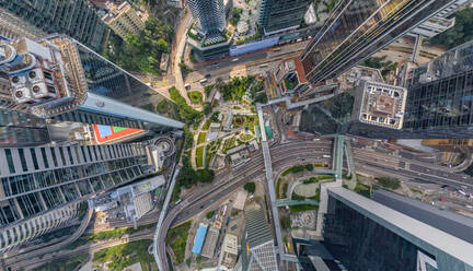 Luftaufnahme über dem Stadtzentrum von Hongkong - AAEF04866