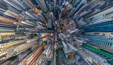 Luftaufnahme über dem Stadtzentrum von Hongkong. - AAEF04870