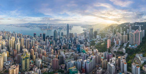 Luftaufnahme von Hongkong und der Victoria-Bucht bei Sonnenuntergang. - AAEF04871