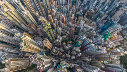 Luftaufnahme über dem Stadtzentrum von Hongkong. - AAEF04872