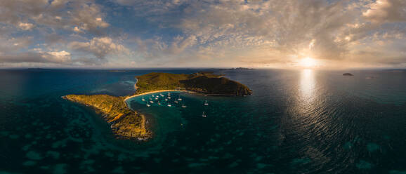 Panoramablick aus der Luft auf die Karibischen Inseln bei Sonnenuntergang. - AAEF04893