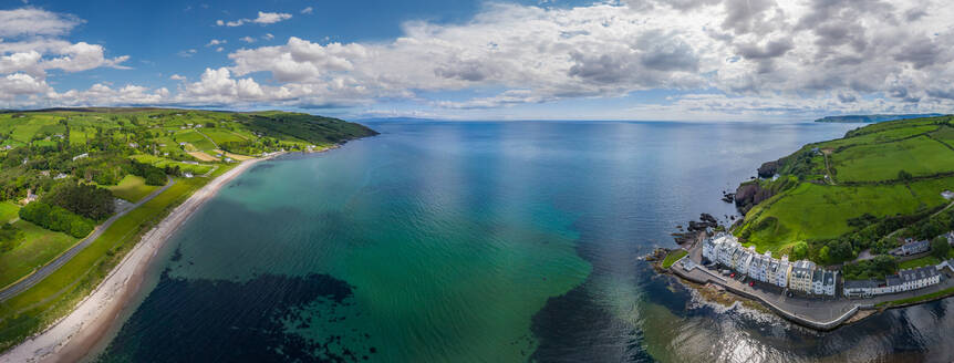 Panorama-Luftaufnahme der Atlantikküste von Nordirland, UK - AAEF04894