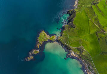 Luftaufnahme über der Halbinsel vor der Atlantikküste Nordirlands, UK - AAEF04899