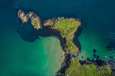 Luftaufnahme über der Halbinsel vor der Atlantikküste Nordirlands, UK - AAEF04901