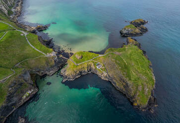 Luftaufnahme von Touristen, die die Atlantikküste von Nordirland besuchen, UK - AAEF04903