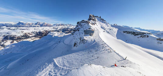 Luftaufnahme des Dolomitengebirges im Winter, Italien - AAEF04917