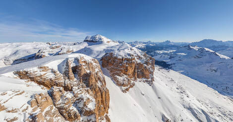 Luftaufnahme des Dolomitengebirges im Winter, Italien - AAEF04918