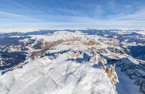 Luftaufnahme des Dolomitengebirges im Winter, Italien - AAEF04920