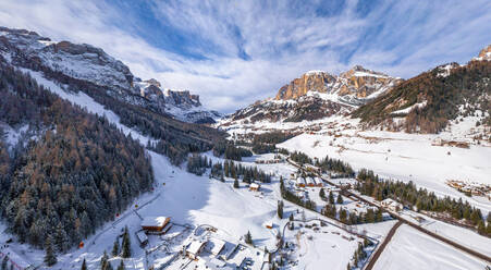 Luftaufnahme des Dolomitengebirges im Winter, Italien - AAEF04922