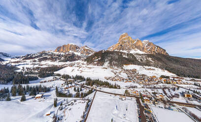 Luftaufnahme des Dolomitengebirges im Winter, Italien - AAEF04923