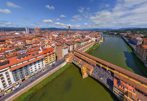 Luftaufnahme der mittelalterlichen Brücke Vecchio, Florenz, Italien - AAEF04931
