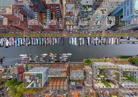 Luftaufnahme von oben von Booten, die im Amsterdamer Kanal vor Anker liegen, Niederlande. - AAEF04964