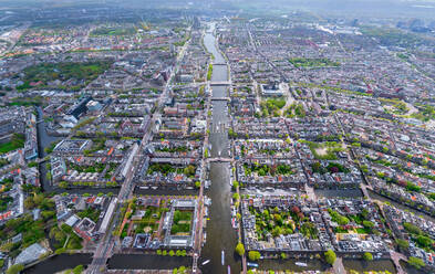 Luftaufnahme von Grachten, die die Stadt Amsterdam, Niederlande, durchziehen. - AAEF04965