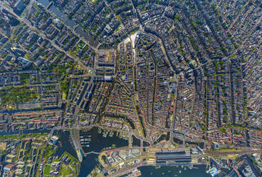 Luftaufnahme von Grachten, die die Stadt Amsterdam, Niederlande, durchziehen. - AAEF04967