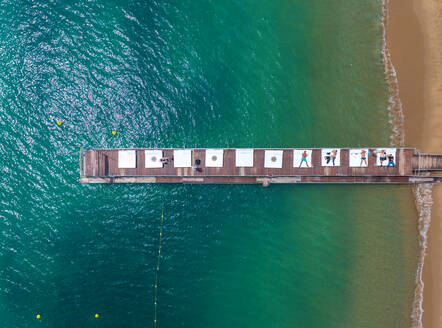 Luftaufnahme von Menschen, die sich auf einem Holzsteg in Cannes, Frankreich, ausruhen - AAEF04973