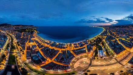 Panorama-Luftaufnahme von Nizza bei Nacht, Frankreich - AAEF04974