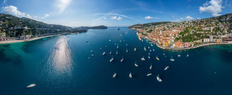 Panoramaluftaufnahme von Villefranche sur Mer, Frankreich - AAEF04979