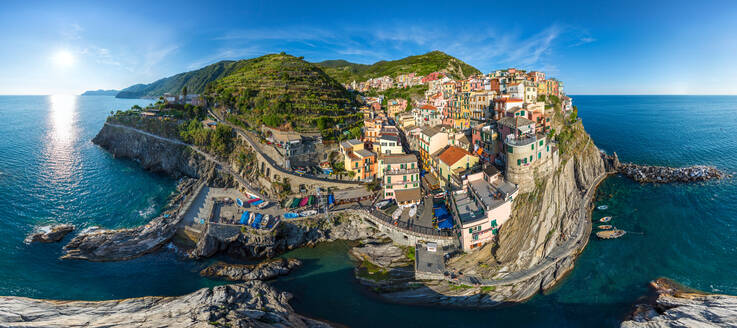 Panoramaluftaufnahme von Manarola, Italien - AAEF04983