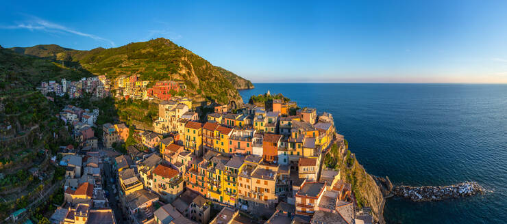 Panoramaluftaufnahme von Manarola, Italien - AAEF04984