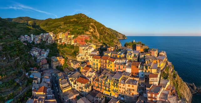 Panoramaluftaufnahme von Manarola, Italien - AAEF04985