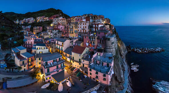 Panoramaluftaufnahme von Manarola bei Nacht, Italien - AAEF04986