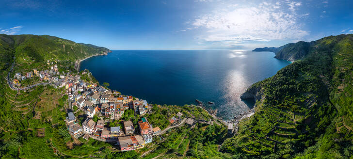 Panoramaluftaufnahme von Corniglia, Italien - AAEF04988