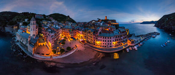 Luftaufnahme von Vernazza bei Nacht, Italien - AAEF04992