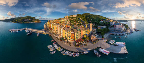 Panoramaluftaufnahme von Porto Venere, Italien - AAEF04993