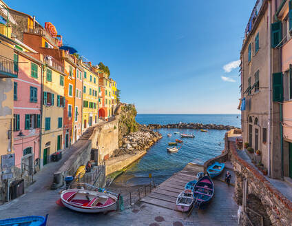 Luftaufnahme der versteckten Bucht von Riomaggiore, Italien - AAEF04998