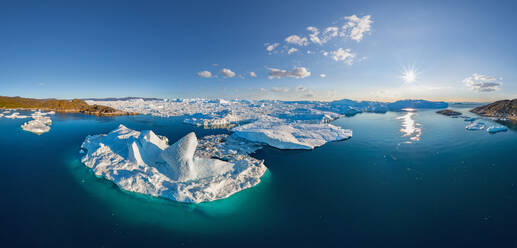 Luftaufnahme der großen Gletscher in Grönland bei Tag. - AAEF05017