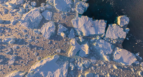 Luftaufnahme über Wissenschaftlern in der Antarktis. - AAEF05039