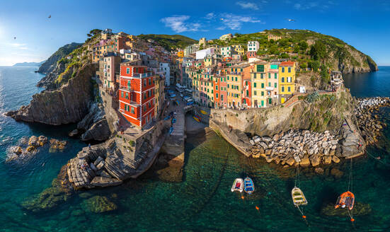 Luftaufnahme eines Vogels, der über das Stadtbild von Vernazza fliegt, Italien - AAEF05054