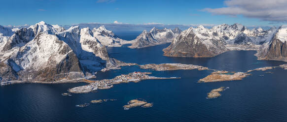 Luftaufnahme der Gebirgskette bei Reine, Lofoten-Archipel, Norwegen - AAEF05055