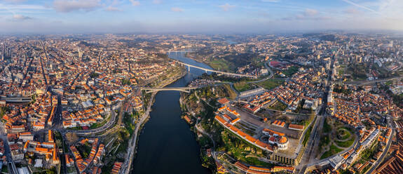 Luftaufnahme des Stadtbilds von Porto, Portugal - AAEF05058