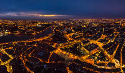 Luftaufnahme des Stadtbilds von Porto bei Nacht, Portugal - AAEF05063