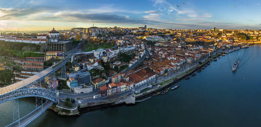 Panoramablick auf das Stadtbild von Porto, Portugal - AAEF05066