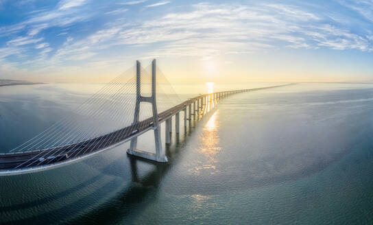 Luftaufnahme der Vasco-da-Gama-Brücke, Lissabon, Portugal. - AAEF05069