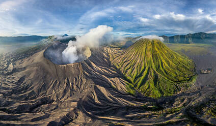 Luftaufnahme des Nationalparks Bromo Tengger Semeru, Indonesien - AAEF05071