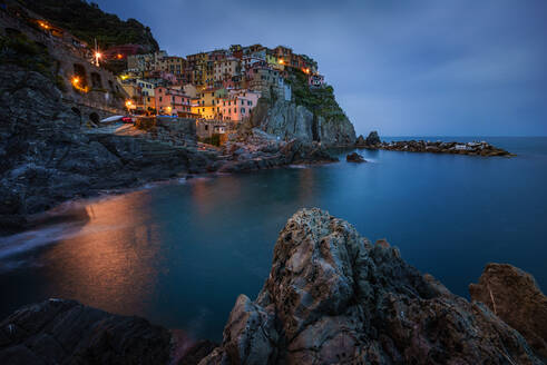 Luftaufnahme von Manarola bei Nacht, Italien - AAEF05085