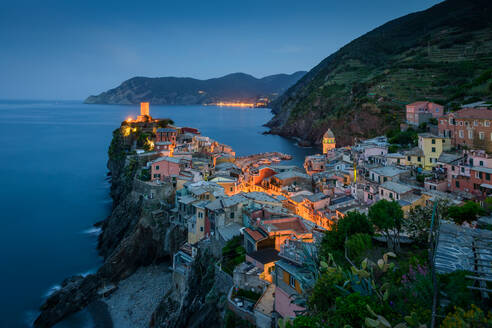 Luftaufnahme des Stadtbilds von Vernazza bei Nacht, Italien - AAEF05089