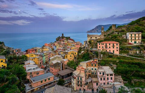 Luftaufnahme des Stadtbilds von Vernazza, Italien., lizenzfreies Stockfoto