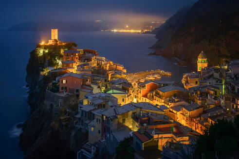 Luftaufnahme des Stadtbilds von Vernazza bei Nacht, Italien - AAEF05094