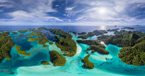 Panoramaluftaufnahme der Insel Wajag in Raja Ampat, Indonesien - AAEF05099