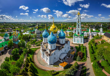 Luftaufnahme der Dormitio-Kathedrale in Sergiyev Posad, Russland - AAEF05104